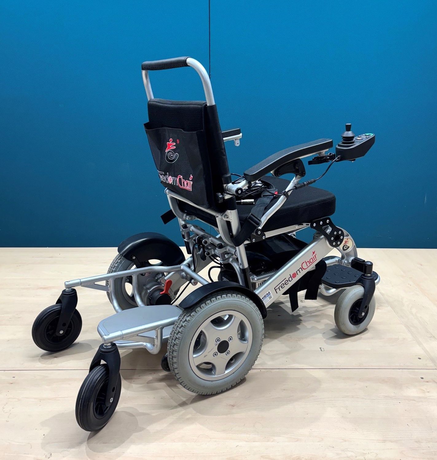 FreedomChair A08L Elektrorollstuhl bis 160 kg inkl. Gepäckanhänger • 6 KM/H