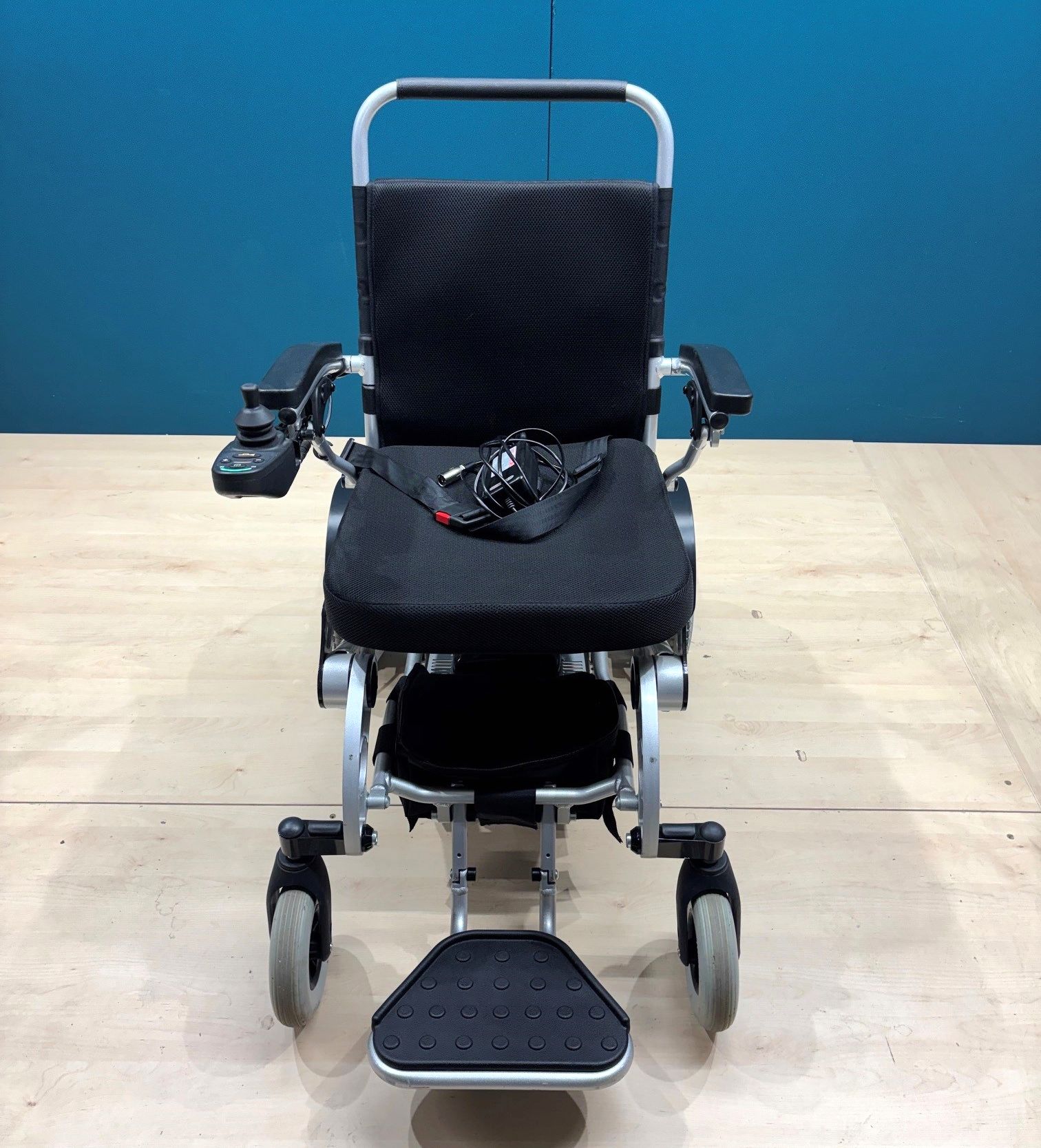 FreedomChair A08L Elektrorollstuhl bis 160 kg inkl. Gepäckanhänger • 6 KM/H