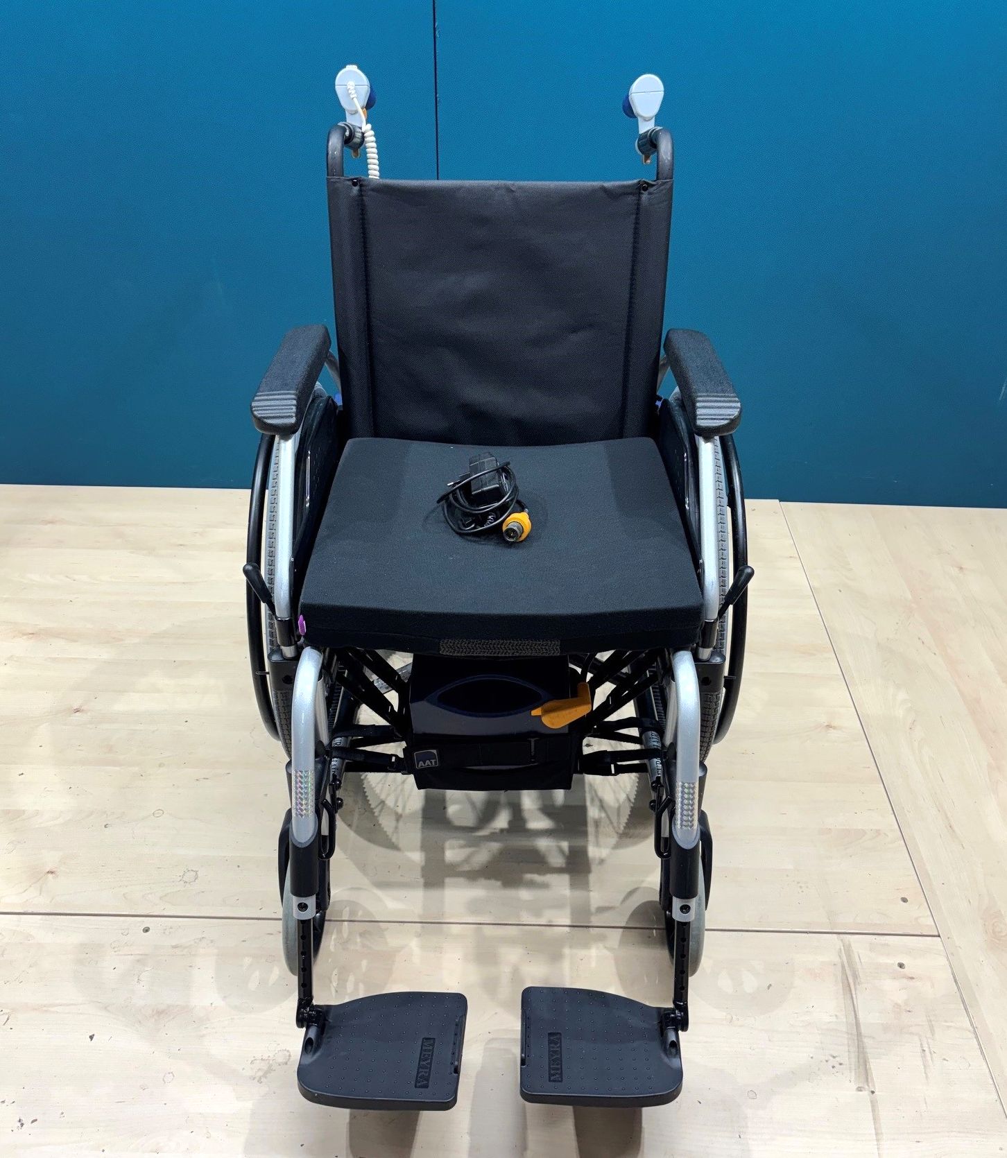 AAT Alber V-MAX Brems- & Schiebehilfe im Set mit Falt- Rollstuhl • SB 46 cm