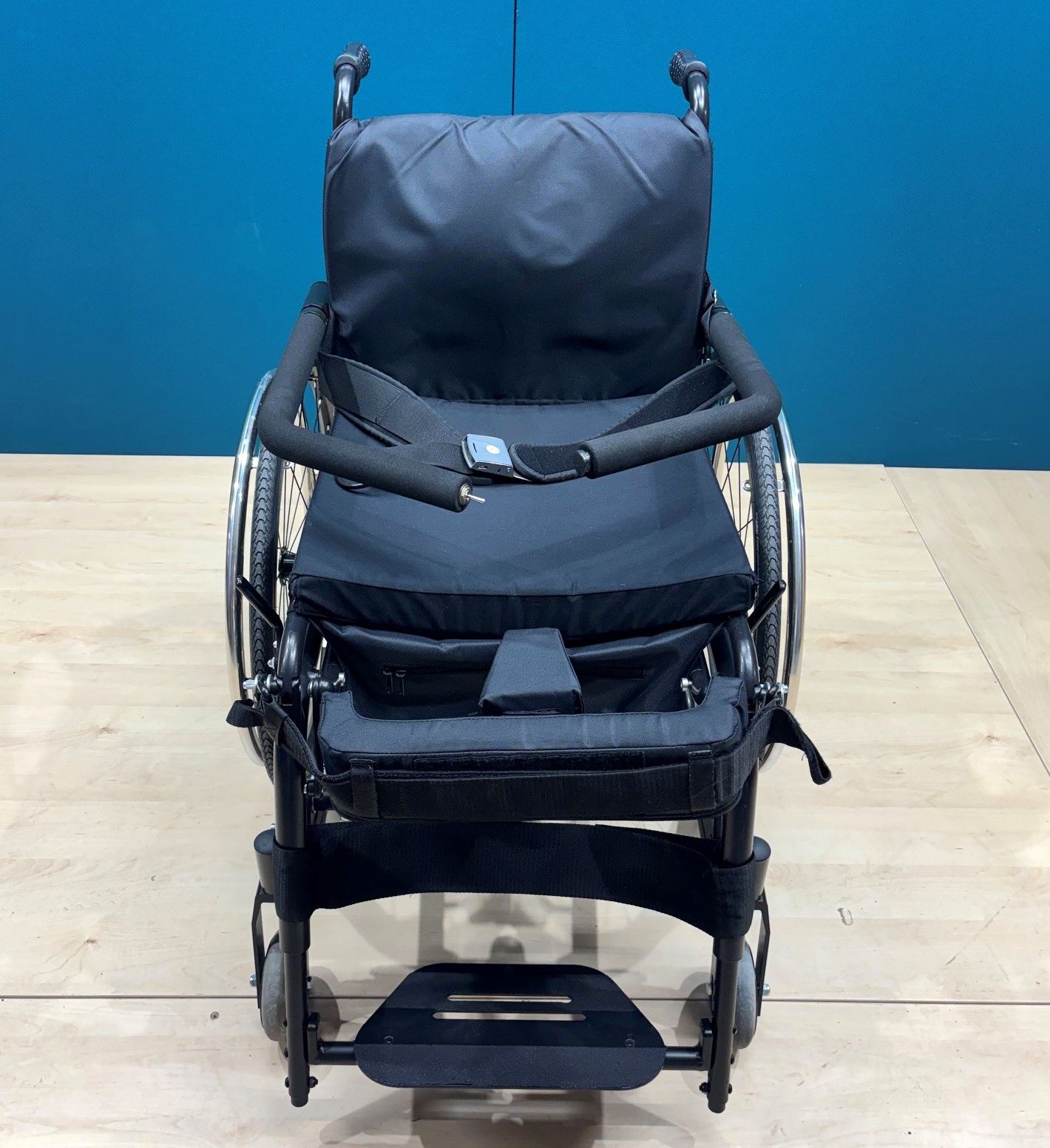 LEVO LCEV Aufricht- & Stehrollstuhl • Adaptivrollstuhl • Rollstuhl • SB 45 cm