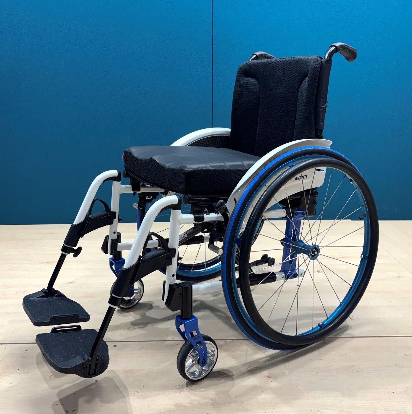 Meyra Avanti 1.736 Adaptivrollstuhl • Aktiv- Rollstuhl • Sitzbreite 42 cm