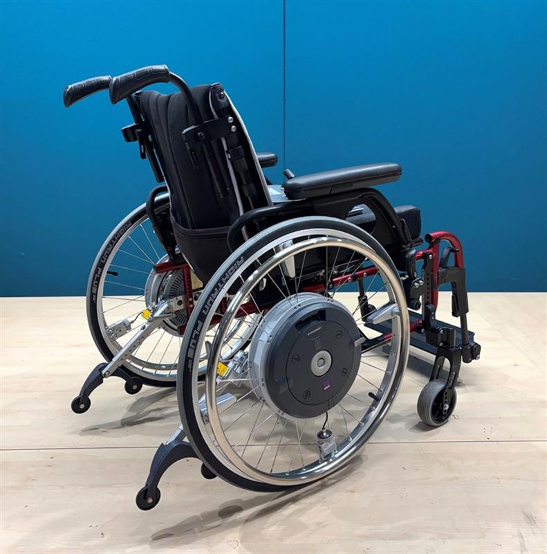 Alber E-Motion M15 Restkraftunterstützender Antrieb mit Rollstuhl • SB 44 cm