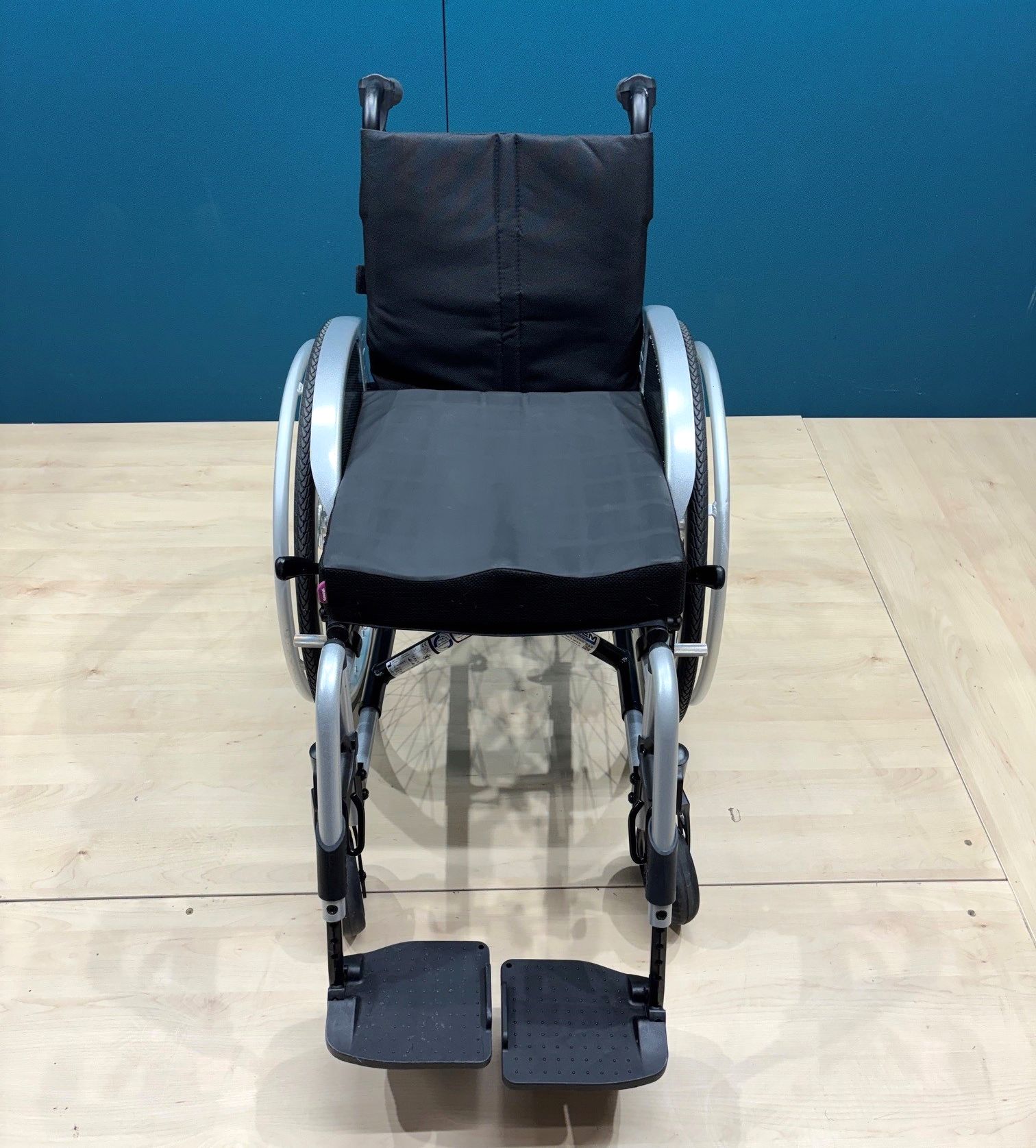 Meyra Avanti 1.736 Adaptivrollstuhl • Aktiv- Rollstuhl • Sitzbreite 38 cm