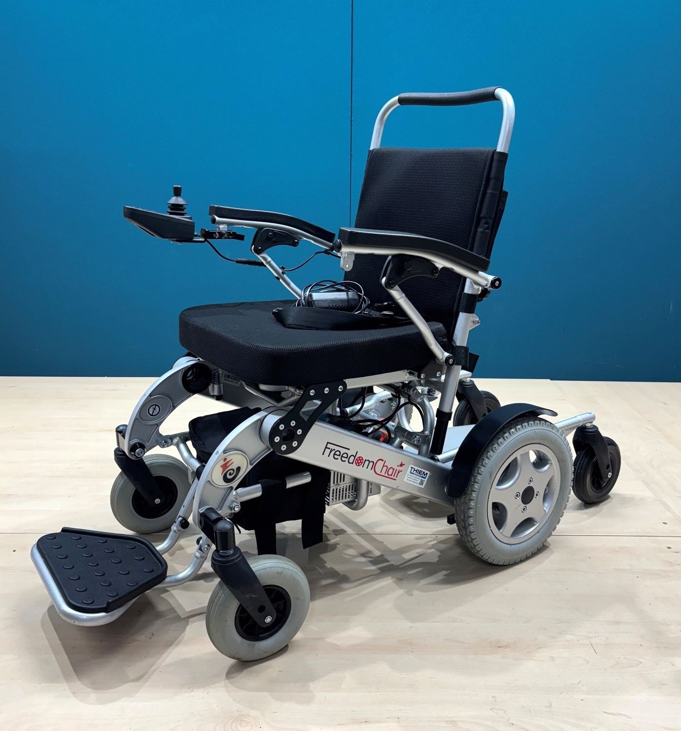 FreedomChair A08L Elektrorollstuhl bis 160 kg inkl. Gepäckanhänger • 6 KM/H