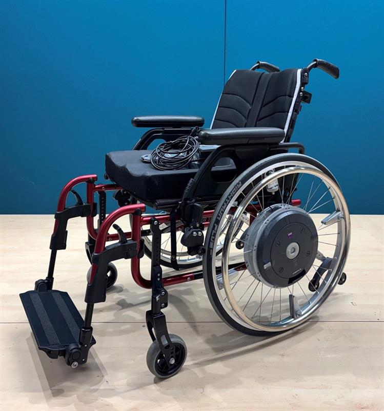 Alber E-Motion M15 Restkraftunterstützender Antrieb mit Rollstuhl • SB 44 cm