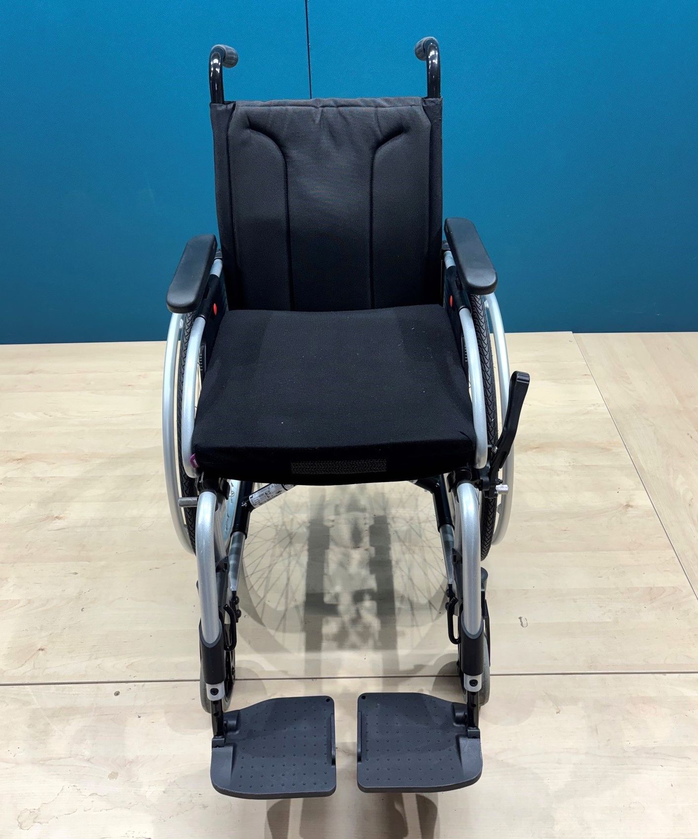 Meyra Avanti 1.736 Adaptivrollstuhl • Aktiv- Rollstuhl • Sitzbreite 40 cm