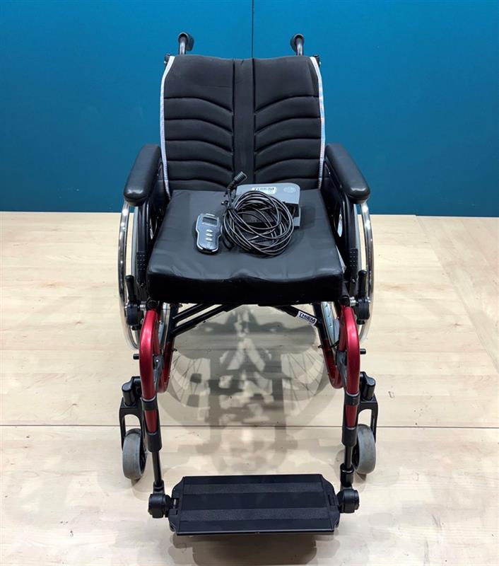 Alber E-Motion M15 Restkraftunterstützender Antrieb mit Rollstuhl • SB 44 cm