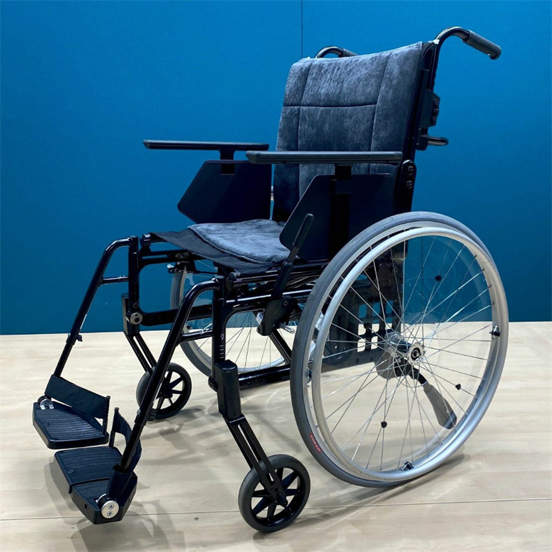 Etac Cross 5 XL Adaptivrollstuhl • Rollstuhl bis 160 kg belastbar • SB 52,5 cm