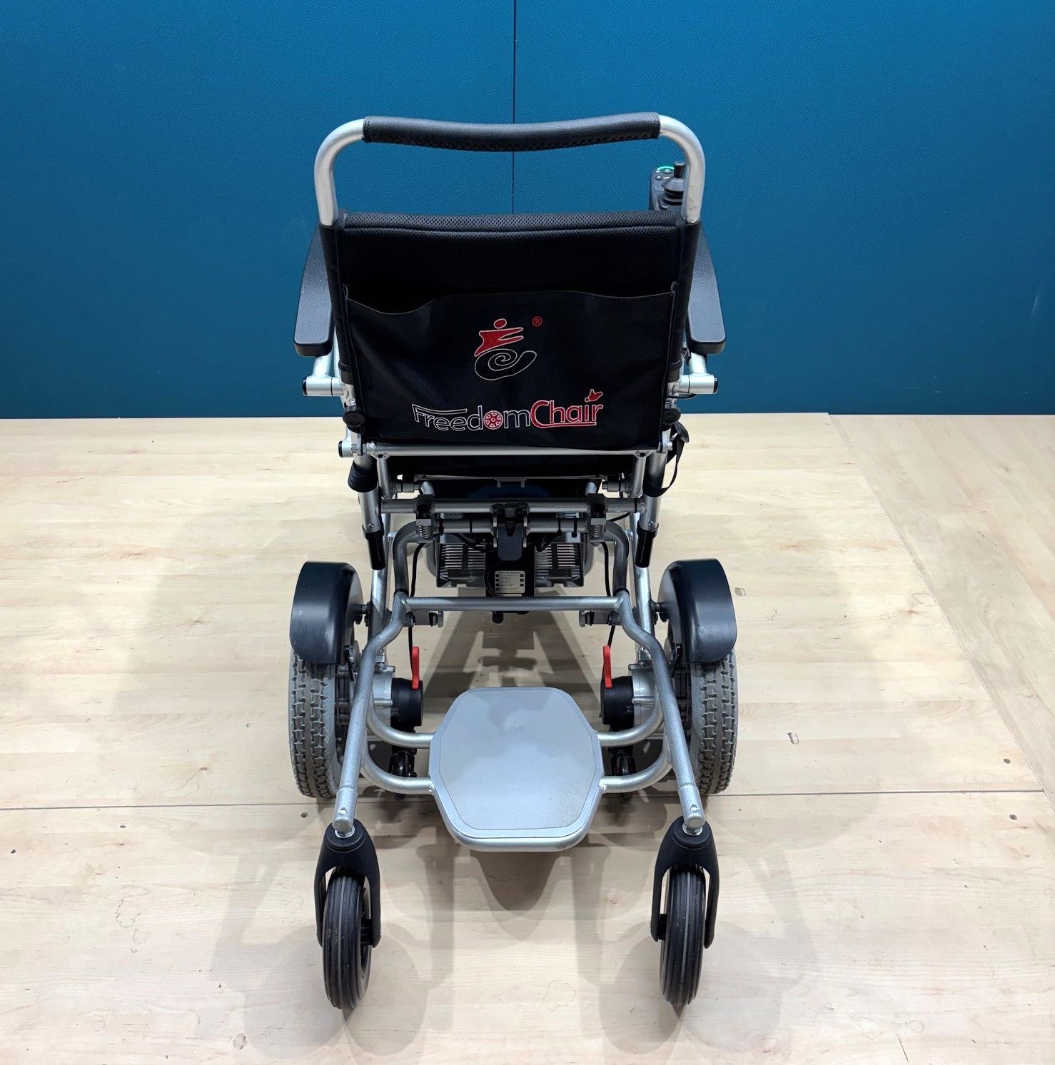 FreedomChair A08L Elektrorollstuhl bis 160 kg inkl. Gepäckanhänger • 6 KM/H