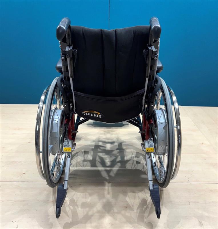 Alber E-Motion M15 Restkraftunterstützender Antrieb mit Rollstuhl • SB 44 cm
