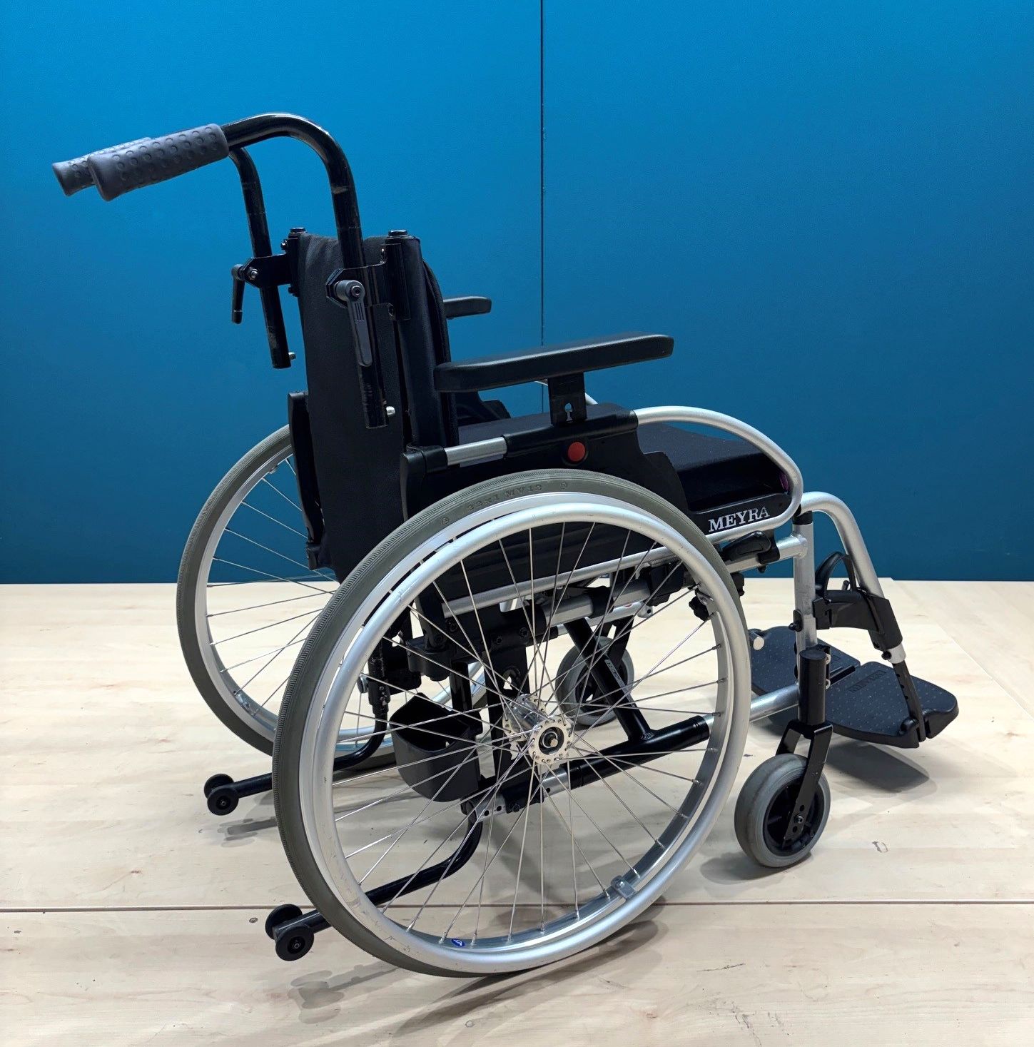 Meyra Avanti 1.736 Adaptivrollstuhl • Aktiv- Rollstuhl • Sitzbreite 40 cm